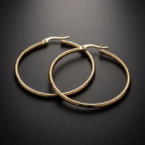 Aretes Aureola de Arcano: argollas finas doradas con superficie grabada