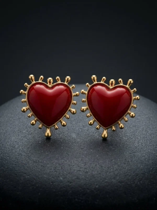 Aretes Milagro Rojo de Arcano: corazones en resina roja con borde de gotas doradas