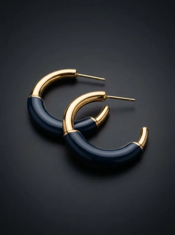 Aretes Órbita Índigo de Arcano: argollas gruesas en resina azul índigo con extremos dorados
