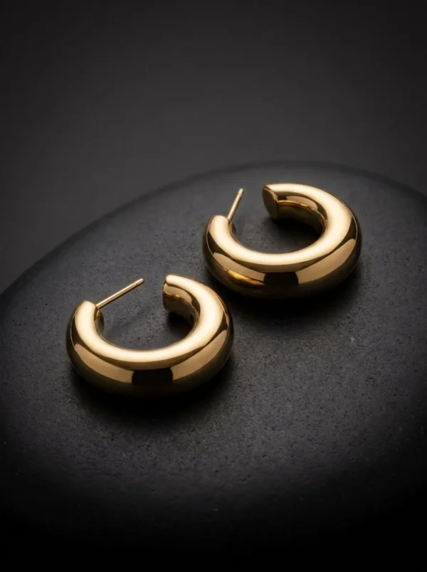 Aretes Órbita Oro de Arcano: argollas gruesas de tubo pulido con baño de oro