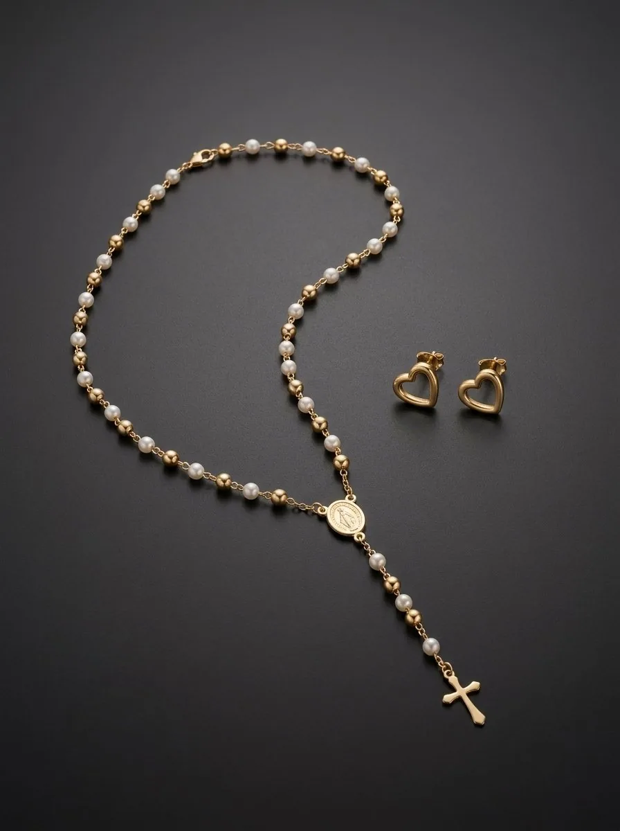 Set Letanía de Arcano: collar tipo rosario con perlas y cuentas doradas, medalla y cruz, con aretes de corazón en acero con baño de oro